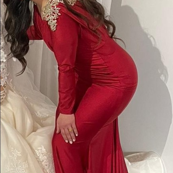 Evening Gown with embroidery shoulders - Picture 3 of 5